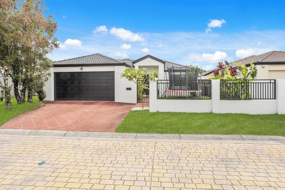 Waterfront Canal Escape in Burleigh