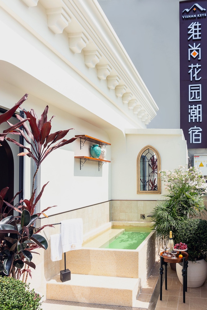 Vishan Garden Trendy Hostel