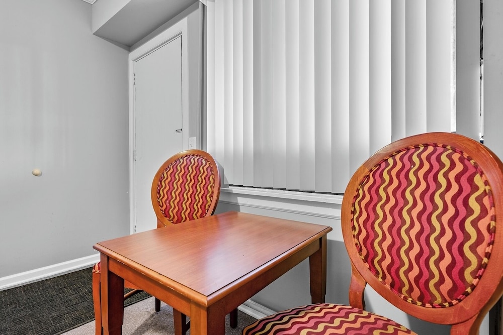 Cozy 1BR Apt AC & Parking Brownstown