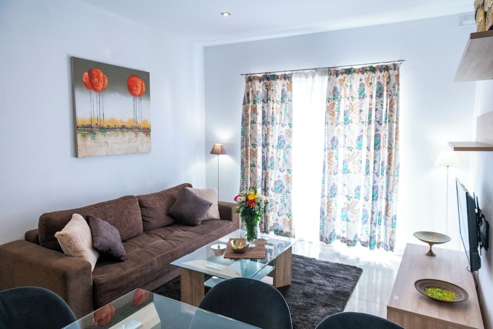 Cosy APT in Sliema- 2 mins walk from sea