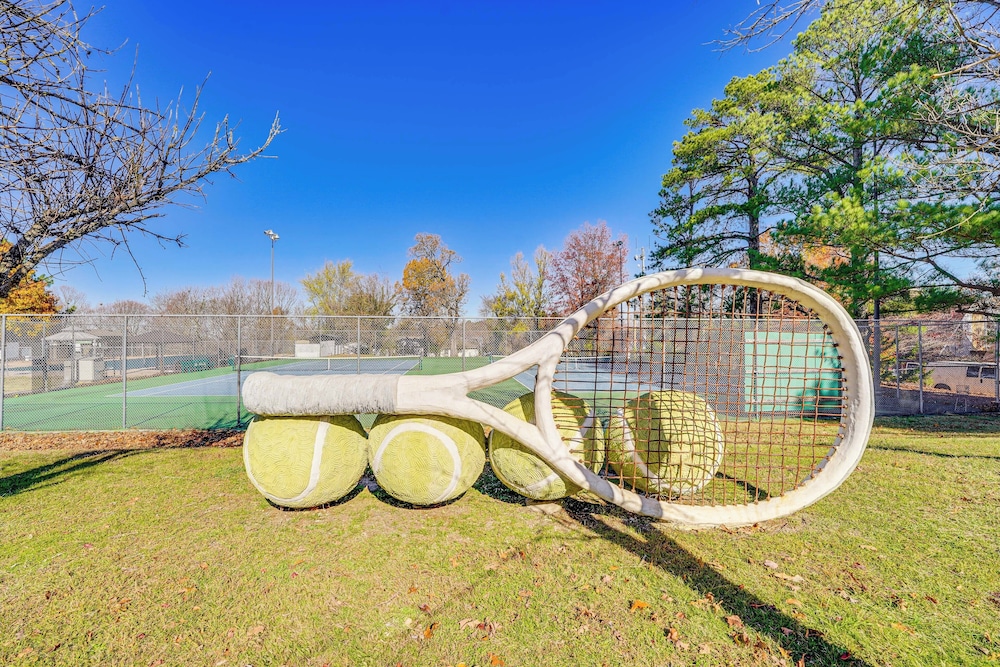 1 Mi to Dtwn Fayetteville: Home w/ Fenced Yard