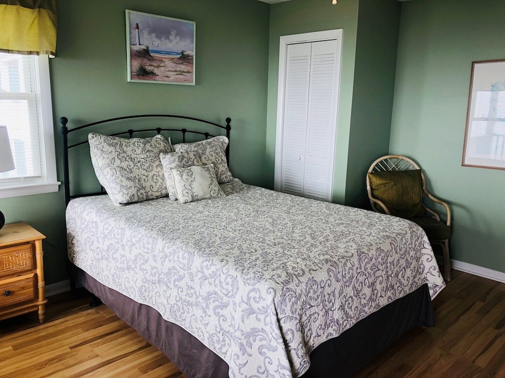 Aquarius 5 Bedroom Home by RedAwning view 3