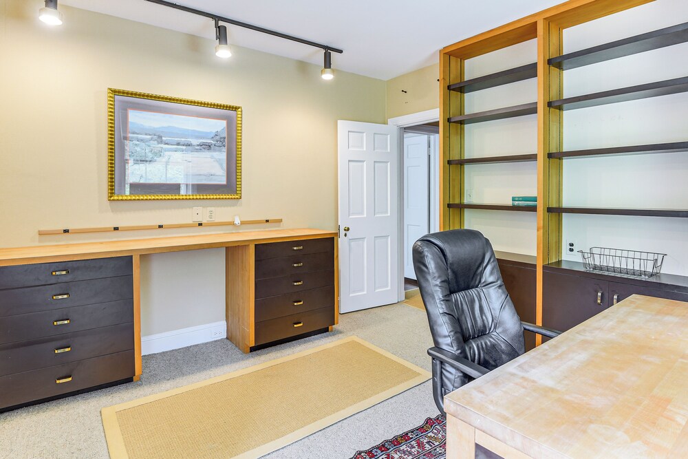 16 Mi to Baltimore: Spacious Home in Owings Mills!