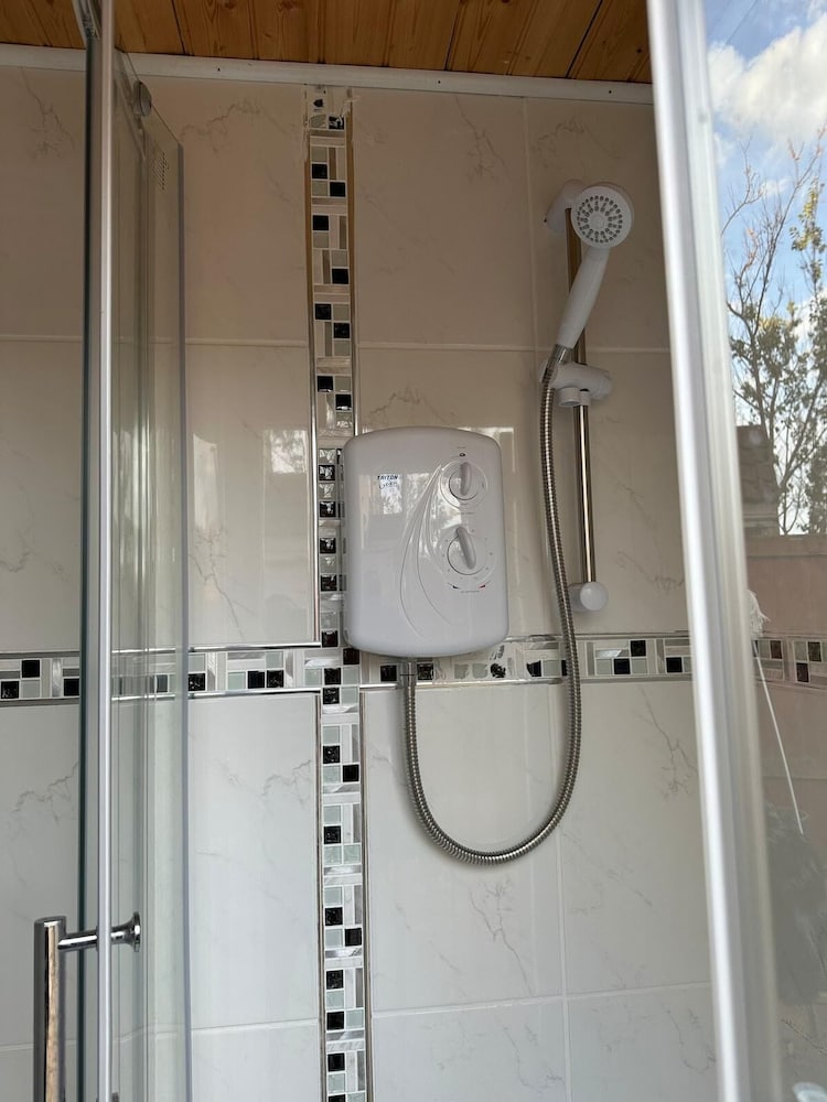 4 Bed House - Sleeps 10 - Garden - Parking - Wifi