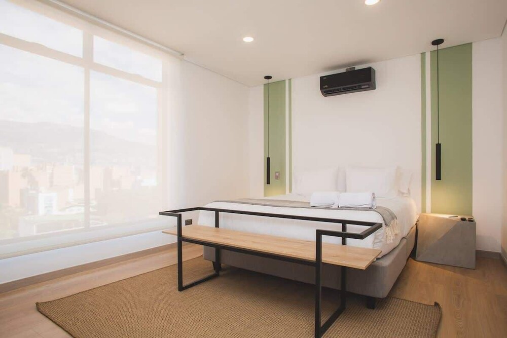 Cool 3 BR W/ Balcony in Laureles Medellín