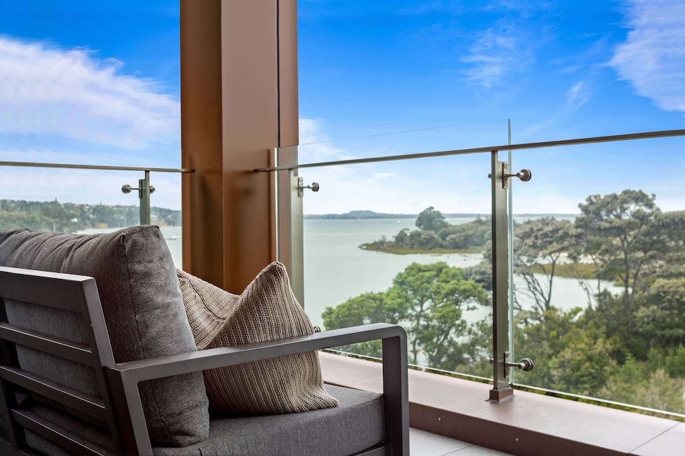 1BR with Balcony Close to Ferry by Zodiak Stays