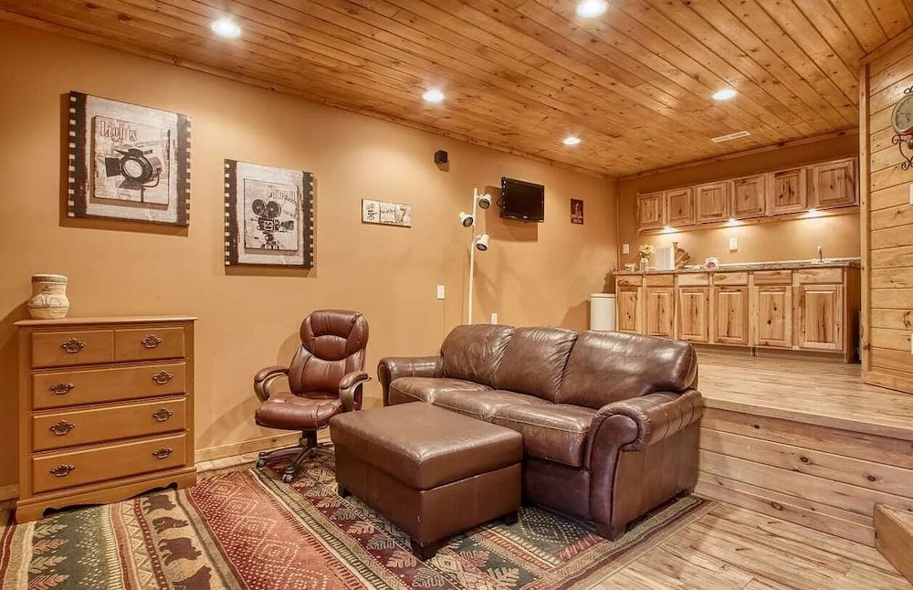 Smoky Mtn Log Cabin w Wet Bar Loft