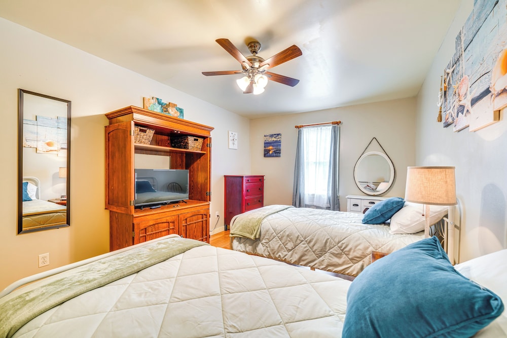 14 Mi to Dtwn Louisville: Holiday Vacation Home!