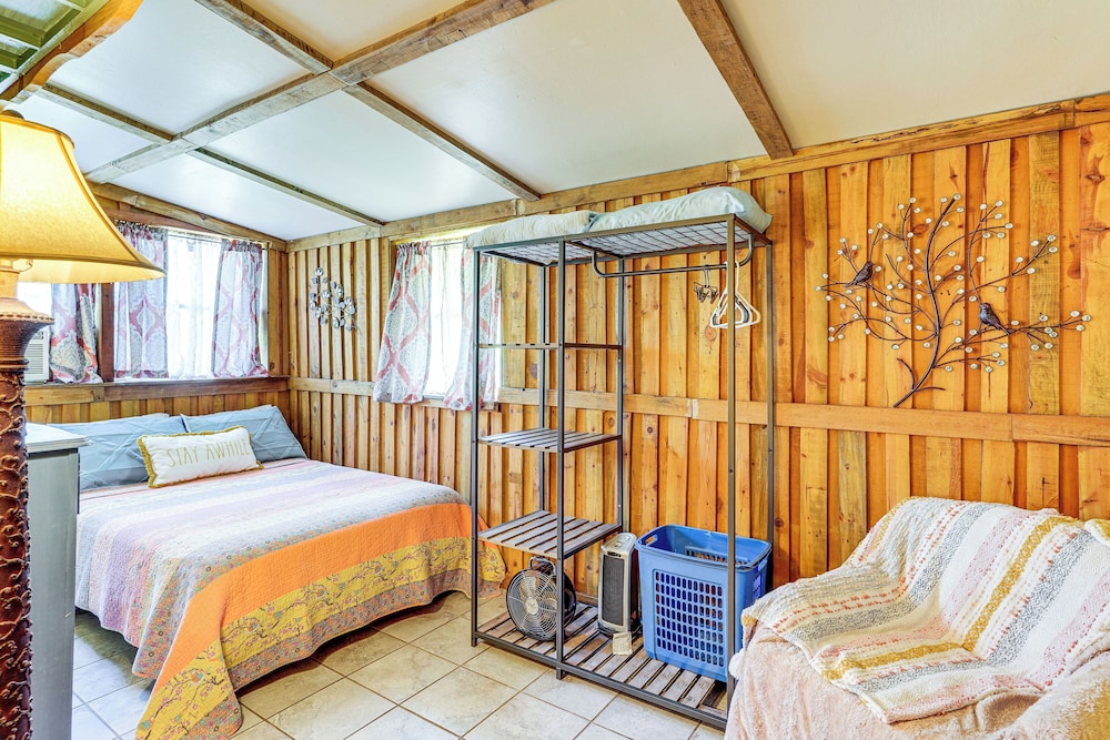 Near Tampa Attractions: Boho Bungalow on 20 Acres!