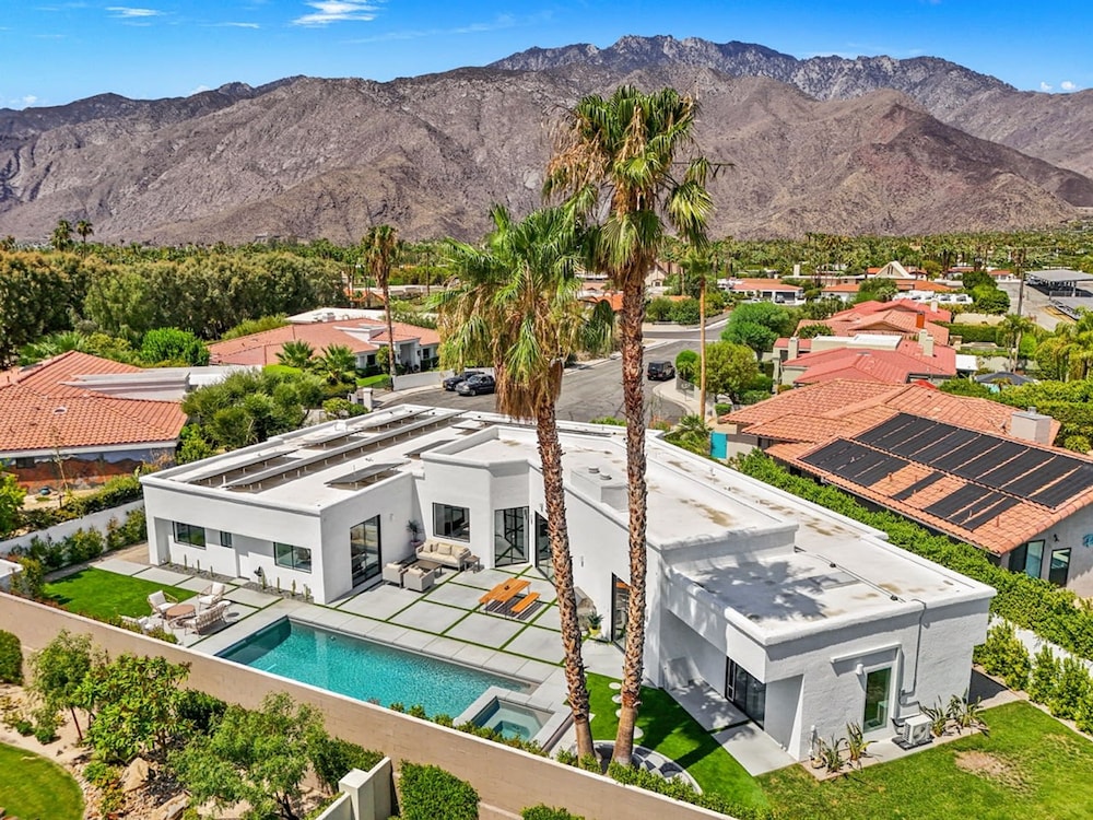 The Lighthouse- Monthly 4 bd 4 bth Pool Spa