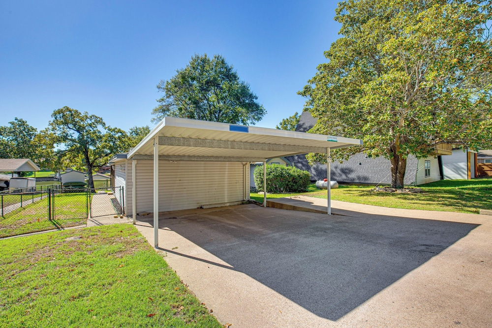 Waterfront Retreat w/ Hot Tub in Gun Barrel City!
