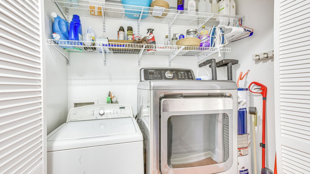9 Mi to Downtown: Sanford Home w/ Hot Tub