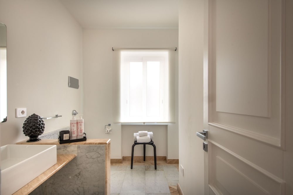 Ruggero City View Apartment by Wonderful Italy