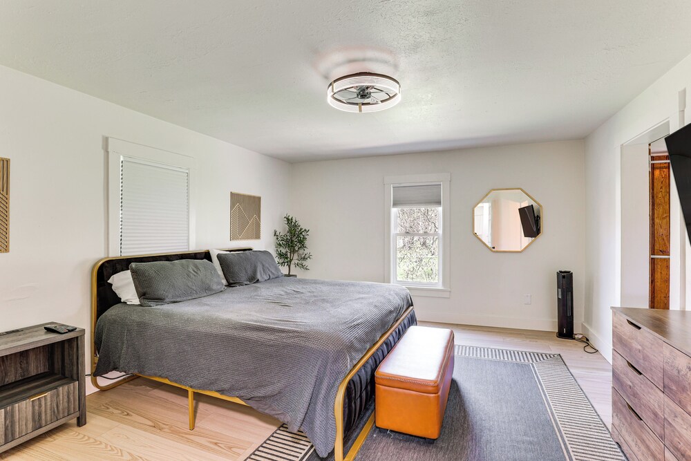 3 Mi to Dtwn: Quiet Youngstown Apt w/ Deck!