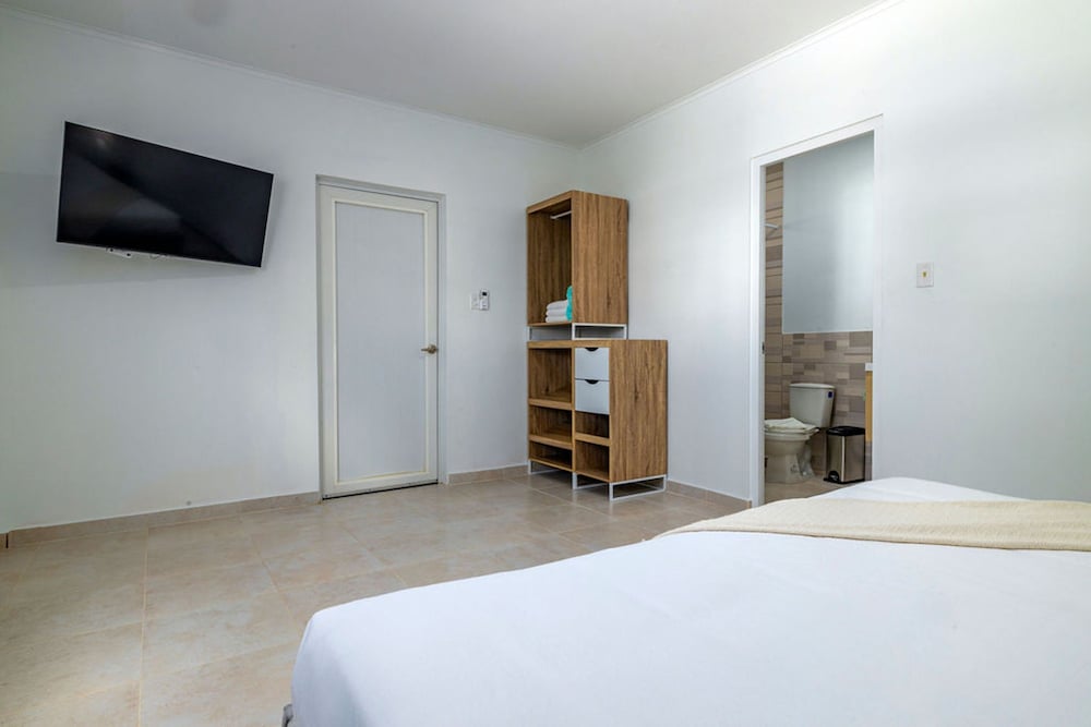 Newly Renovated 4BR 4BA Private Pool Eagle Beach