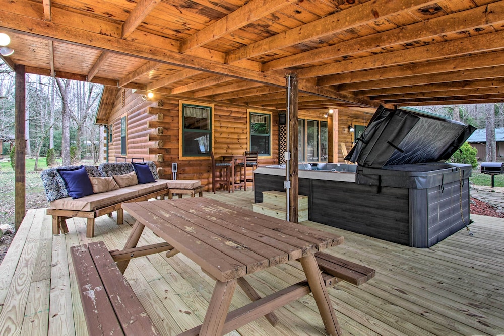 Gatlinburg Cabin: Hot Tub, Deck, Games