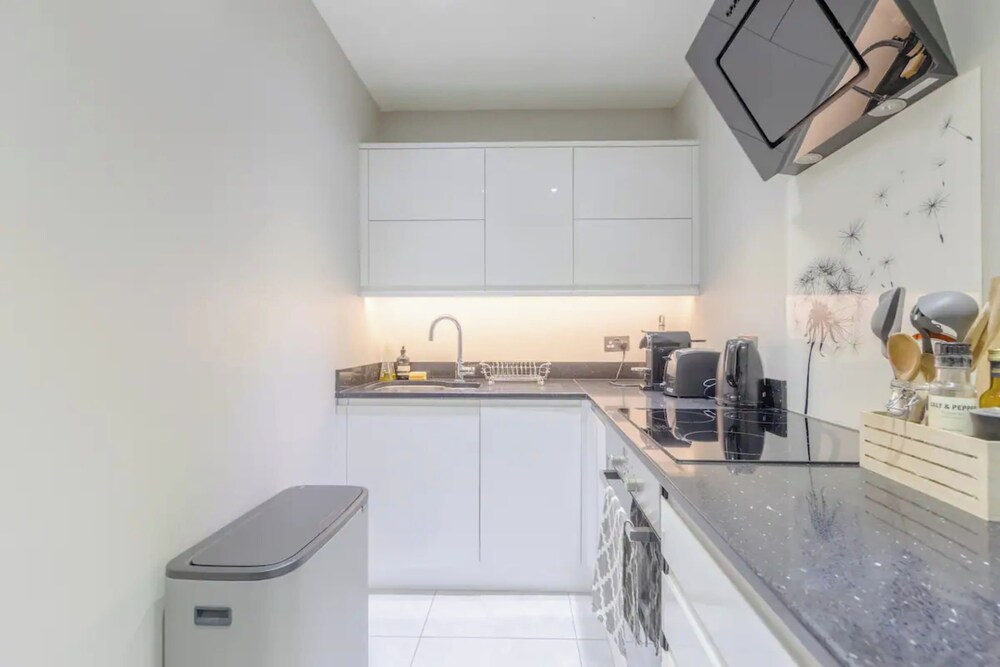 Modern Studio Flat - 1 min to Paddington Station