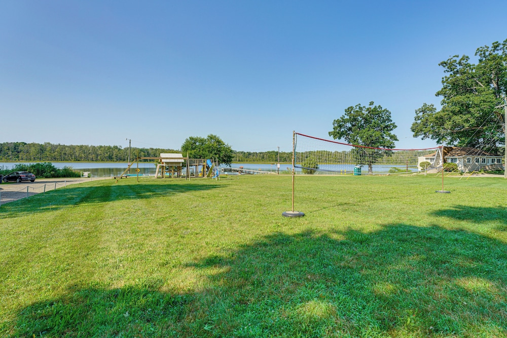 Walk to Cranberry Lake: Quaint Family Cottage
