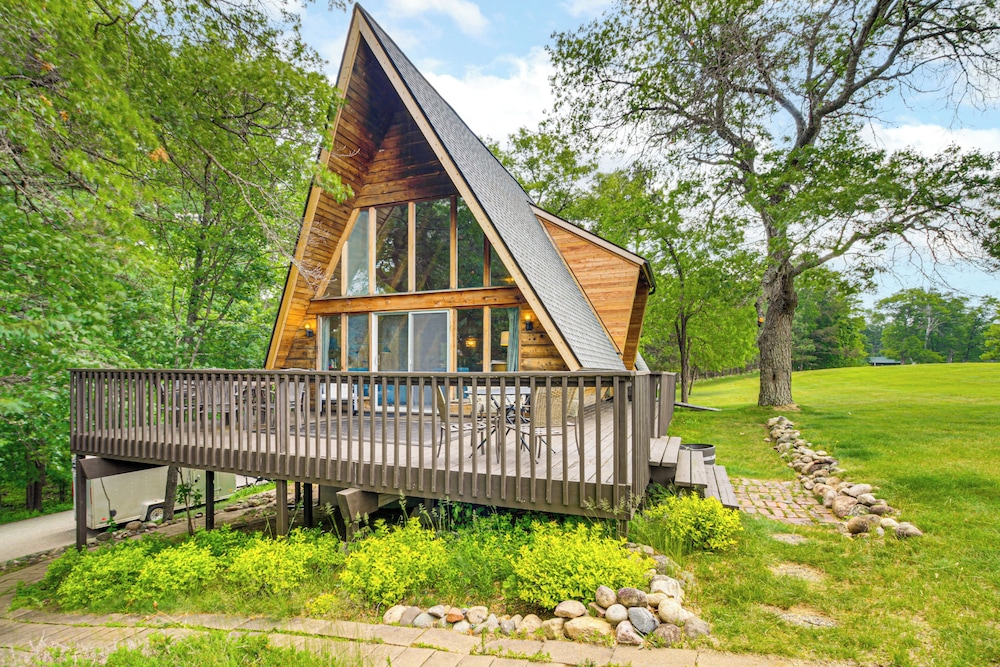 Canal Across Street: Family Cabin in Breezy Point!