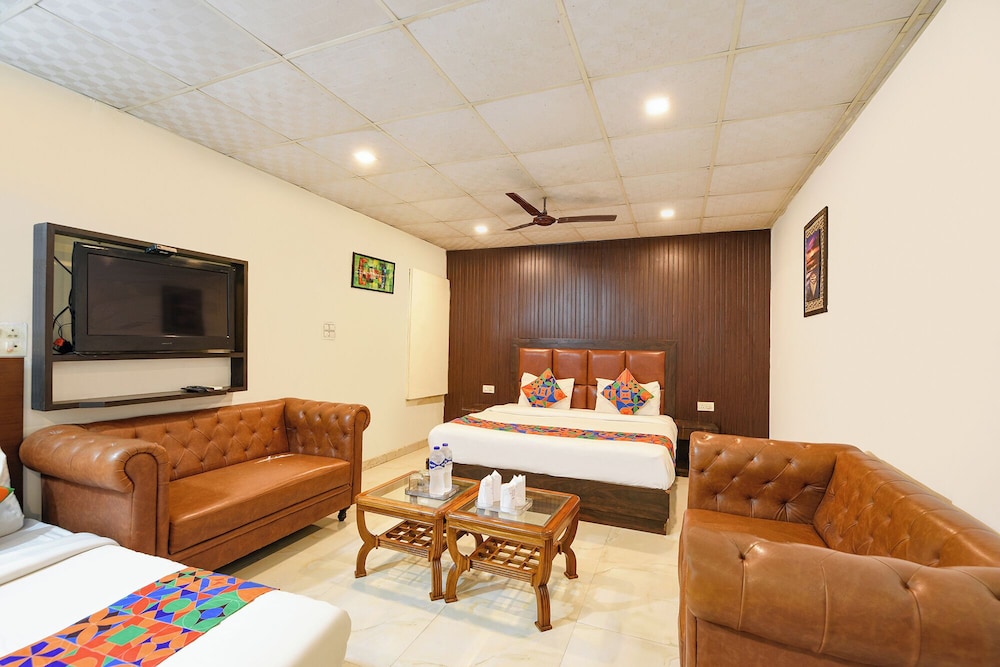 Fabhotel Lazeeno