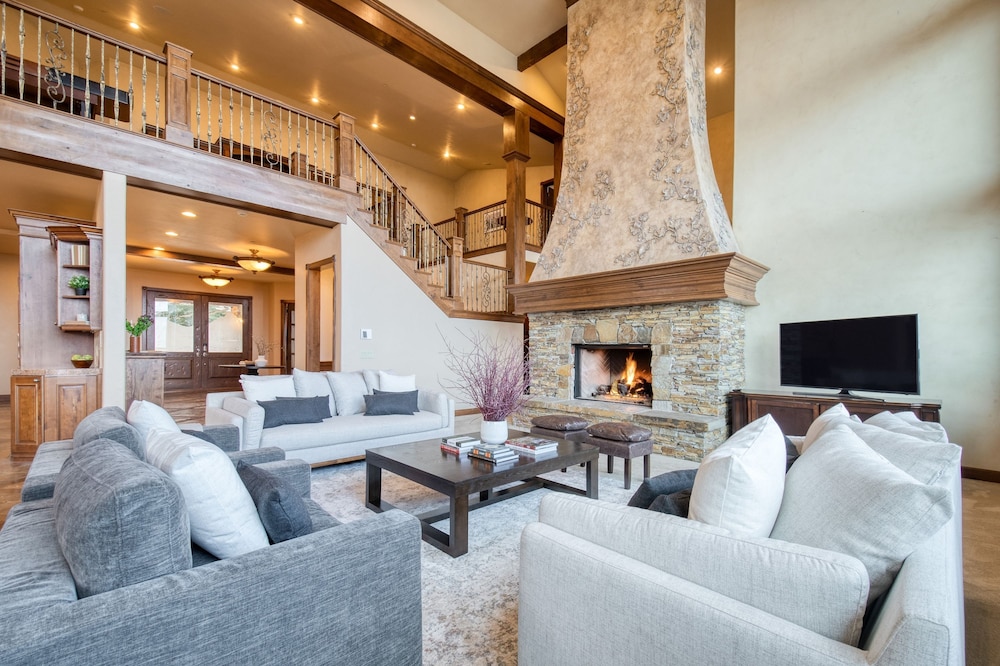 High Meadow by Avantstay Alpine Views w Indoor Pool Hot Tub Open Floor Plan