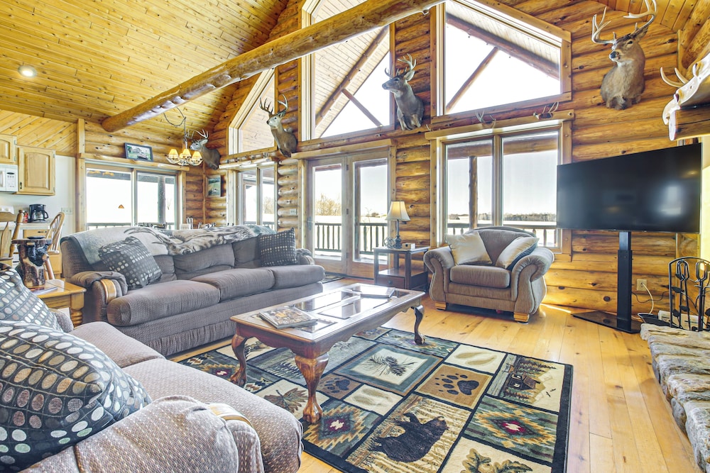 Log Home w/ Deck & Sunset Views: 19 Mi to Oconto!