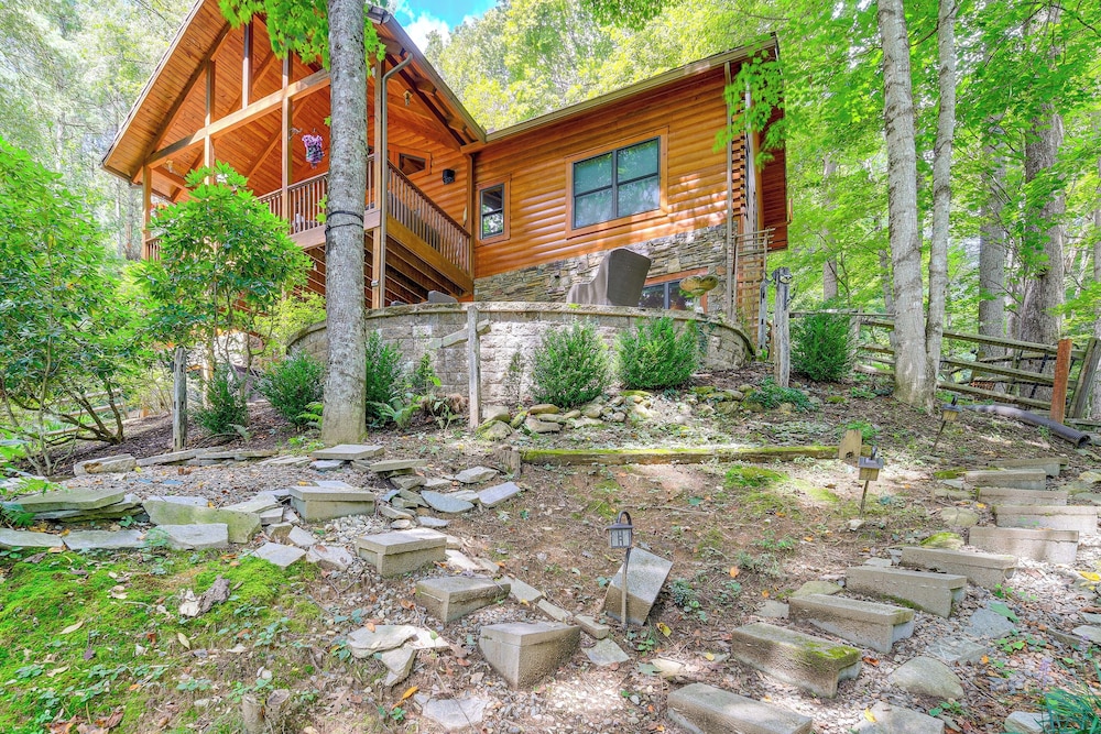 Near Boone-custom Built Cabin: 3 BR 3 BA W/hot Tub