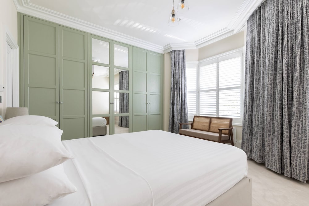 Crondace Road by Onefinestay