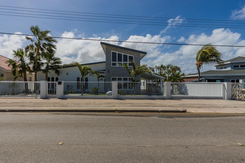 NEW Modern Stylish 6BR 6BA Villa Near Palmbeach