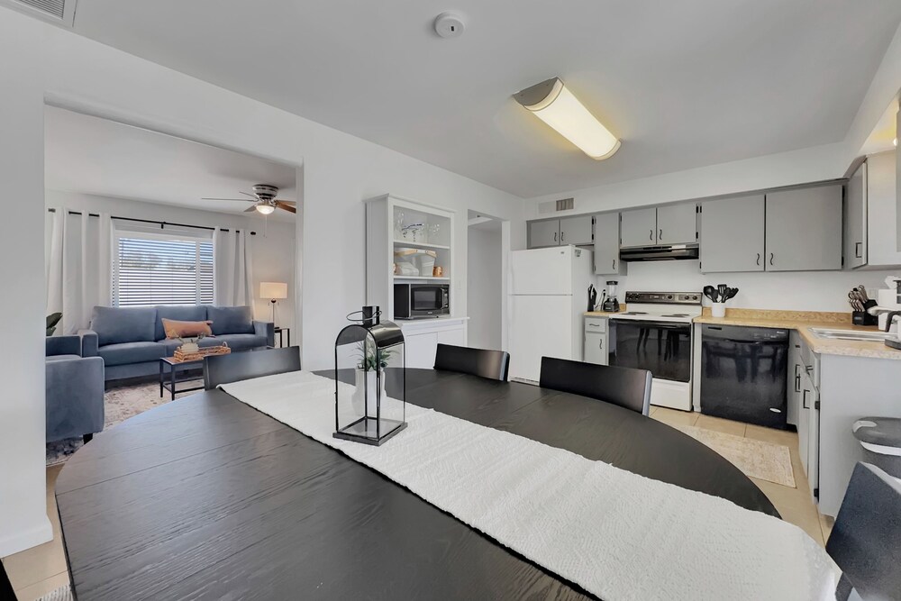 3 Mi to Old Town Scottsdale: Home w/ Patio!