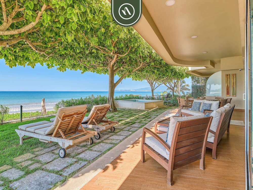 Luxury 4 BR Condo - Private Beachfront Deck With Pool