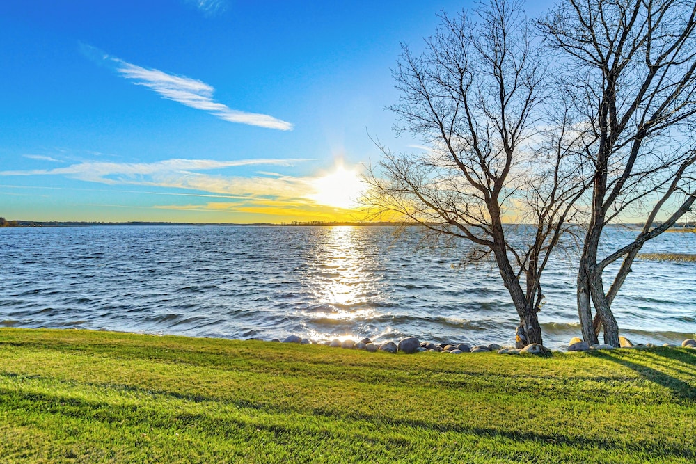 Lakefront Gem: Grills & Fire Pit in Dent