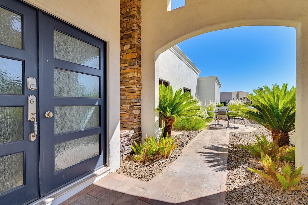 Private Paradise Valley Oasis: Hot Tub, Large Yard