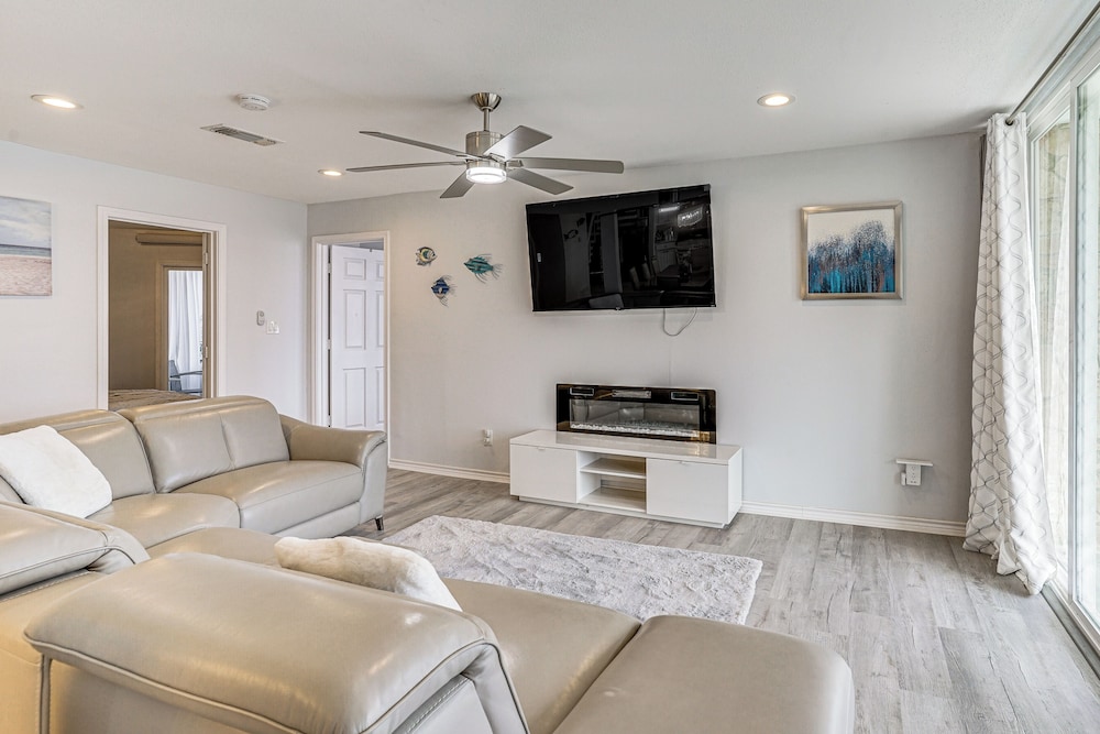 Lakefront Runaway Bay Retreat w/ Private Dock