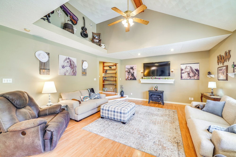 14 Mi to Dtwn Louisville: Holiday Vacation Home!
