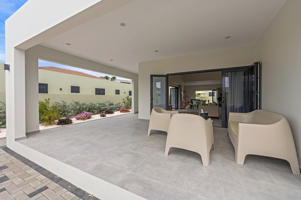 Infinity Blue villa with private pool at Mambo Beach