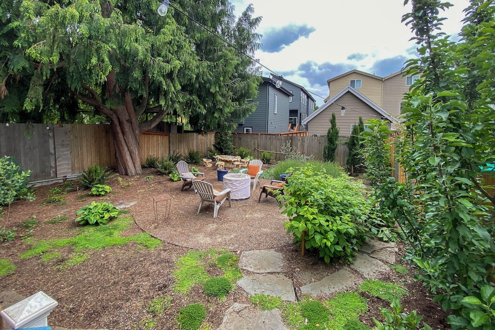 < 1 Mi to Moda Center: Walkable Portland Retreat!