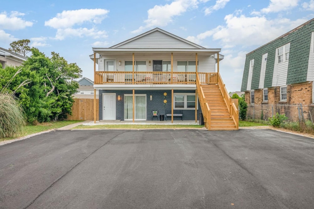 The Graceful Pelican Lakeview w Kayaks and Trail view 5