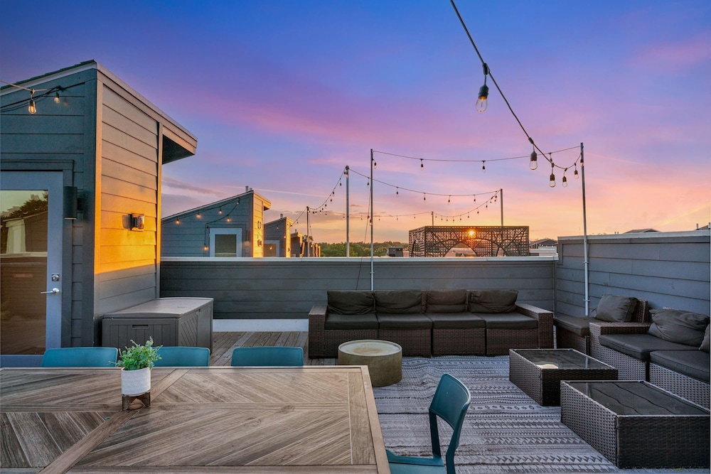 Rooftop Deck 2 Car Garage Near Downtown Nashville