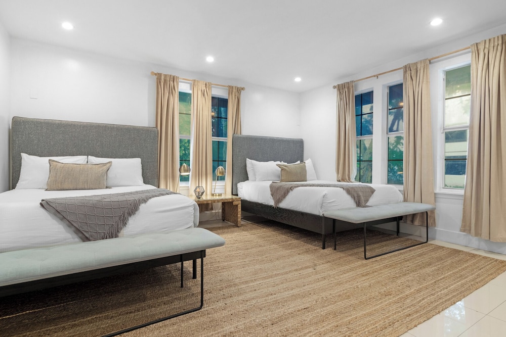 7BD Downtown Oasis Pool