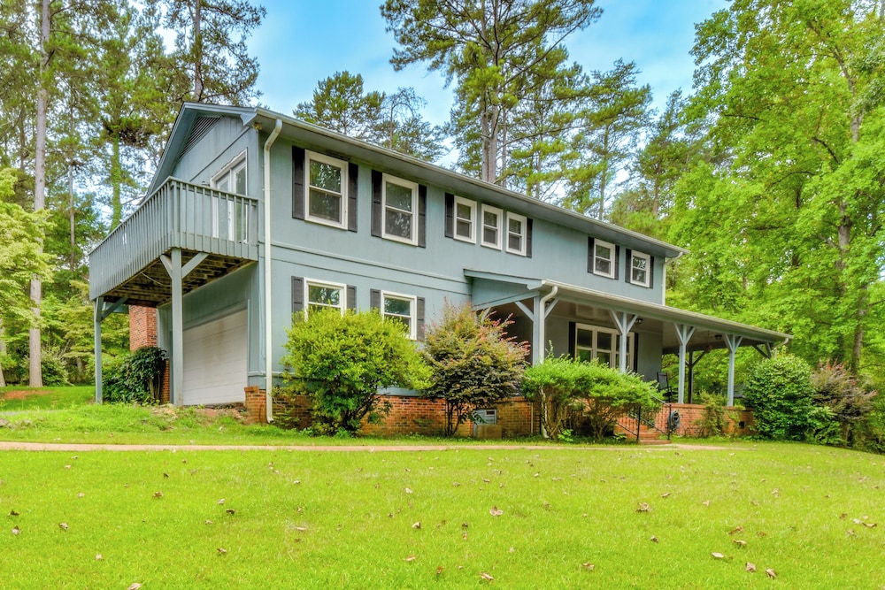 Spacious Home w/ Porch, 4 Mi to Downtown Clemson!