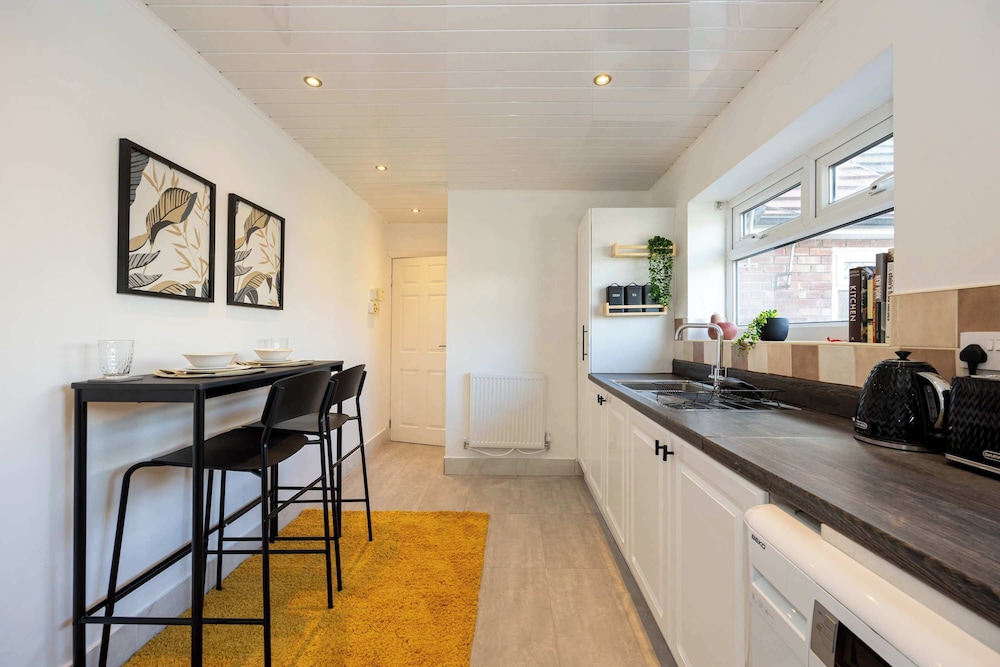Spacious Apartment Near MCR Airport