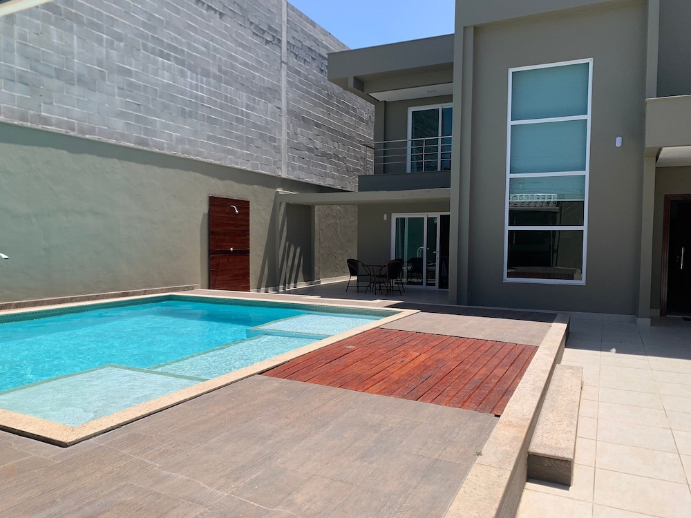 House w/ Pool and Barbecue Grill Thg0006
