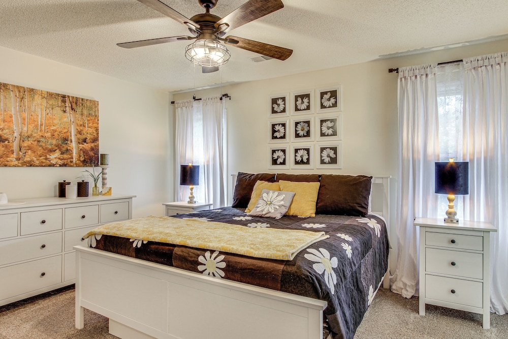 3 Mi to Marina: Quiet Getaway w/ Deck in Lexington
