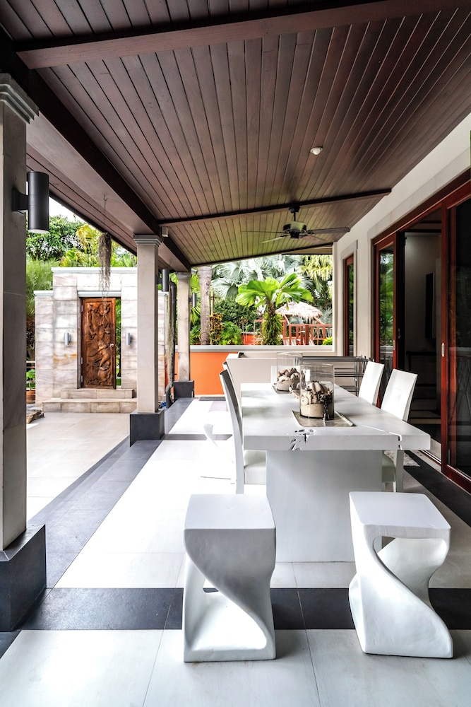 Villa Banyak Luxury villa with terrace