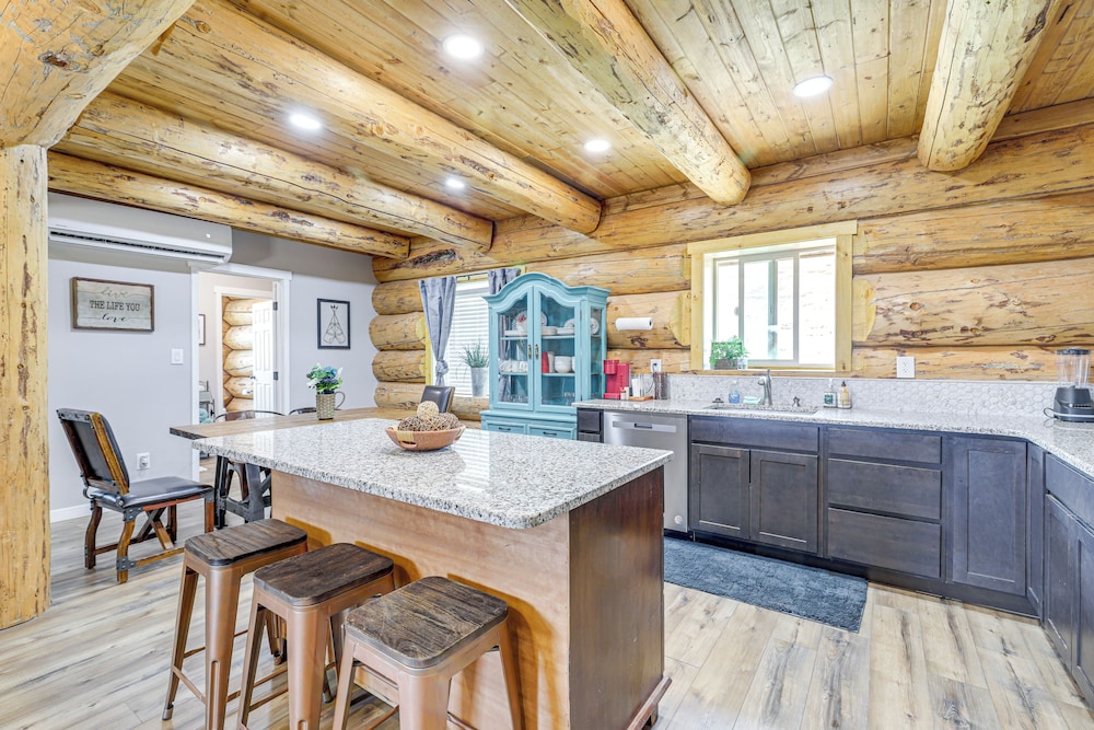 < 2 Mi to Skinwalker Ranch: 'rustic Cliff' Retreat