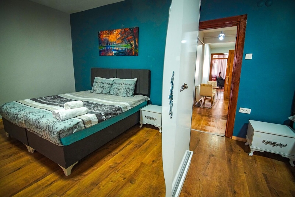 Yaghane Apartments