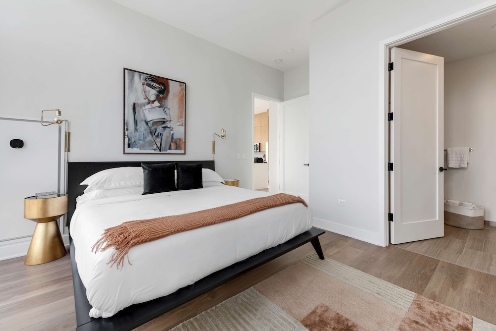 Penthouse Near Fulton Market 3BR Luxury