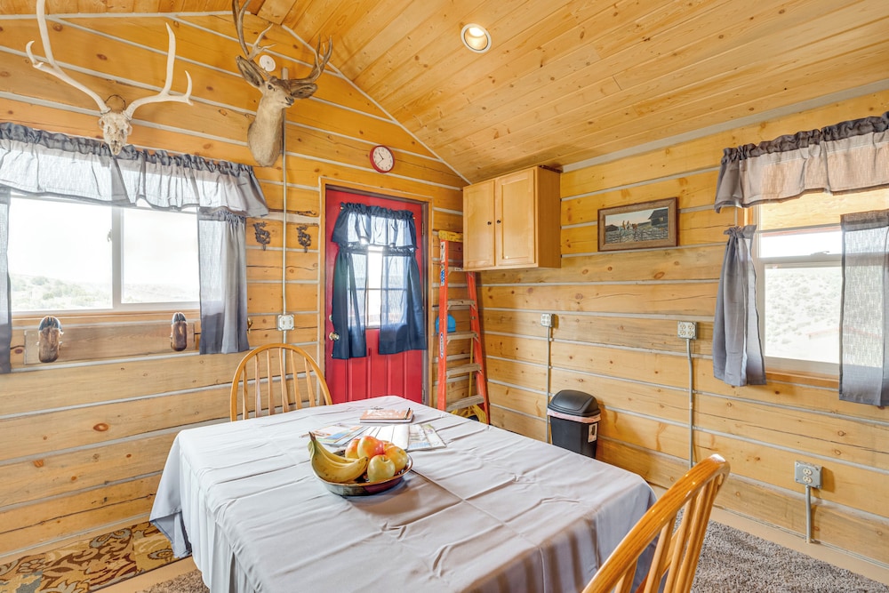 Sunset & Mtn Views: Rustic Colorado Retreat!