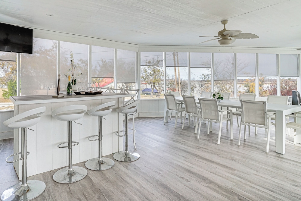Lakefront Runaway Bay Retreat w/ Private Dock
